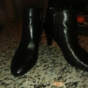 Black leather Bandolino ankle booties